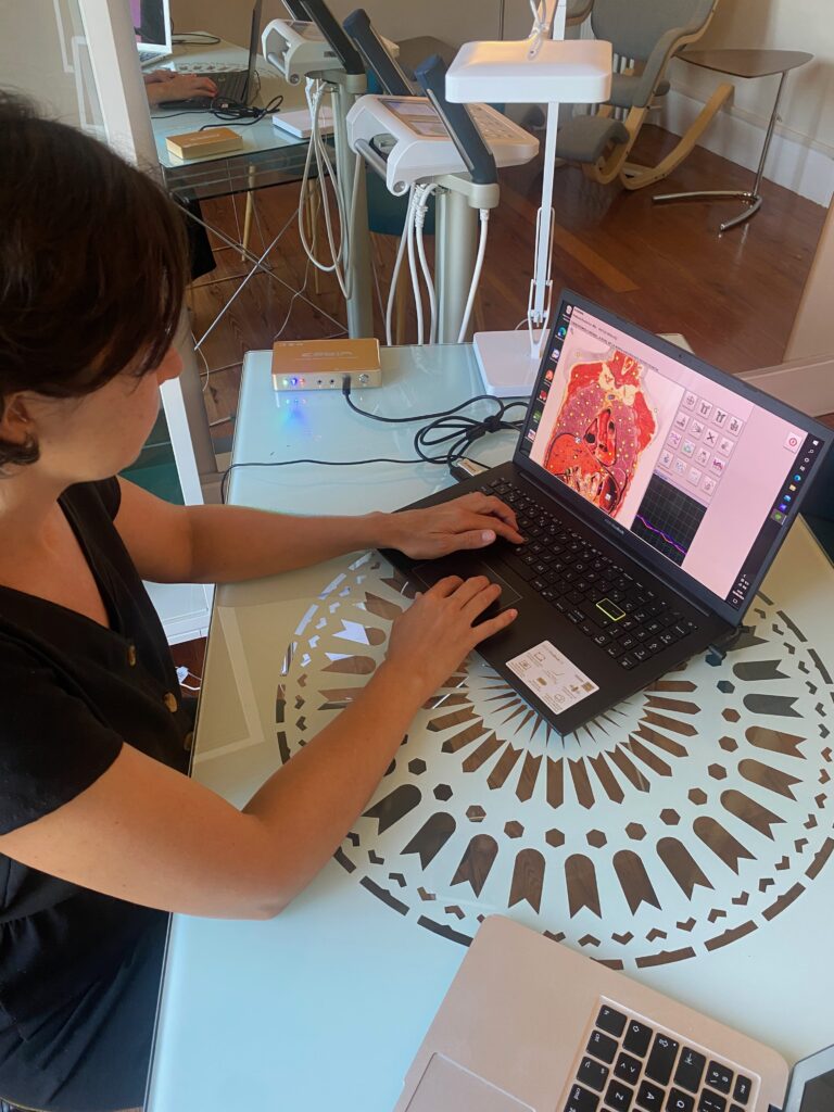 Lara Ventoso analizando los resultados del ESBIA